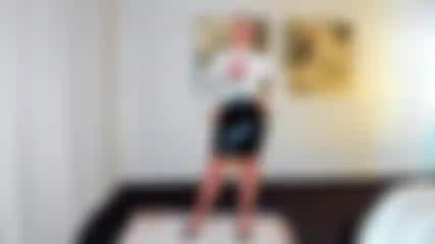 Le joi du professeur pour améliorer votre concentration en classe, je sais à quel point je peux être distrayant en portant ma jupe en latex. Je veux vraiment que tu réussisses. Supprimons votre tension sexuelle et améliorons votre concentration.