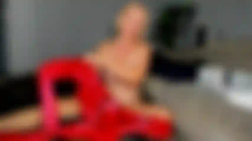 Porte un costume de chat en latex. Regarde-moi m'y mettre et te donner un joli strapon bbc. ( Live show enregistré).