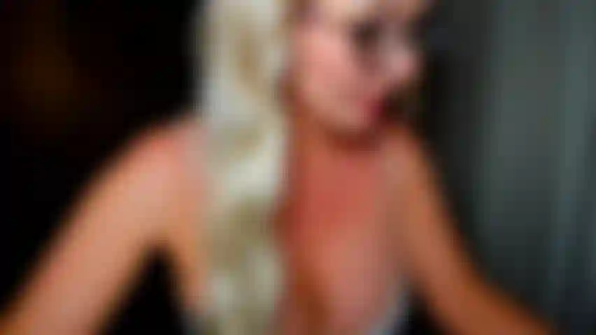 Évaluation de performance par un patron coquin ! Es-tu prête à tout pour garder ton travail, même si ta copine est dehors et peut m'entendre gémir ?