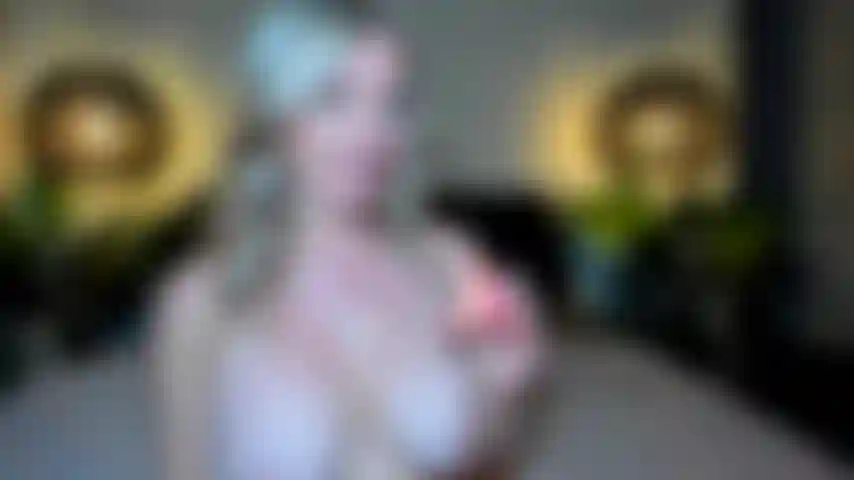 Une humiliation brutale aux seins nus pour votre petit clitdick sans valeur.