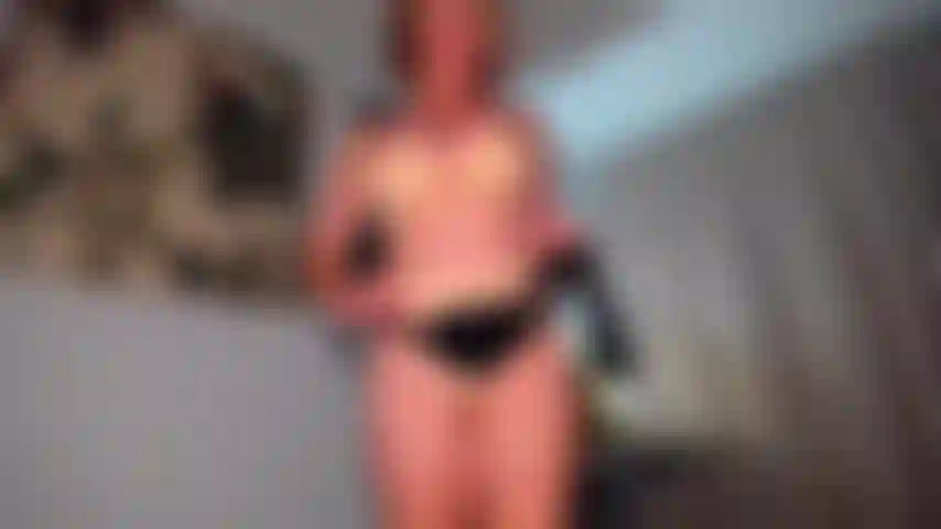 Votre femme adorera mon gode-ceinture autant que vous. Je vais montrer à ta femme quel genre de bite elle mérite. Même mon gode-ceinture est meilleur que la bite de ton idiot inutile. Elle vous trempera, et tout ce que vous ferez c'est de me rejoindre jusqu'à ce que vous soyez fauché.