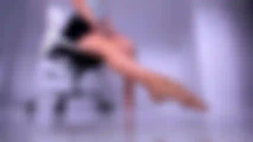 Supplie-moi de te laisser embrasser et lécher mes pieds parfaits, deviens ma putain de pied.