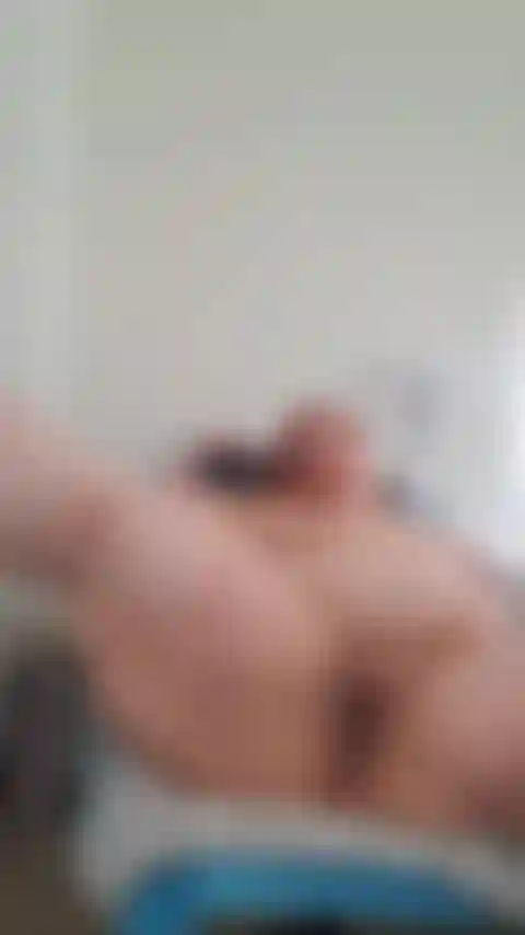 Masterbating avec mon vibromasseur, jambes grandes ouvertes.