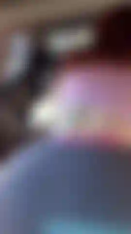 Teaser secouant le cul dans la voiture.