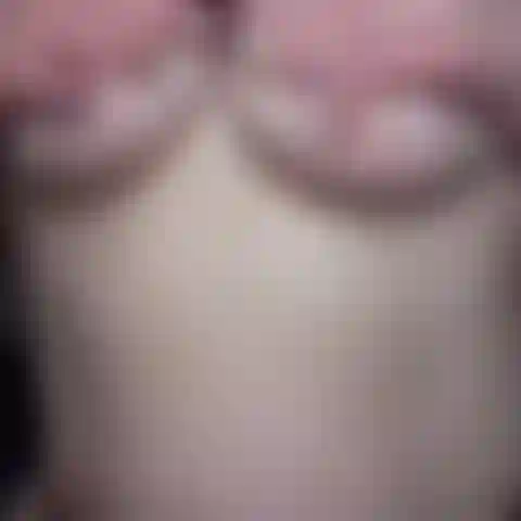 Qui écarte et applaudit.