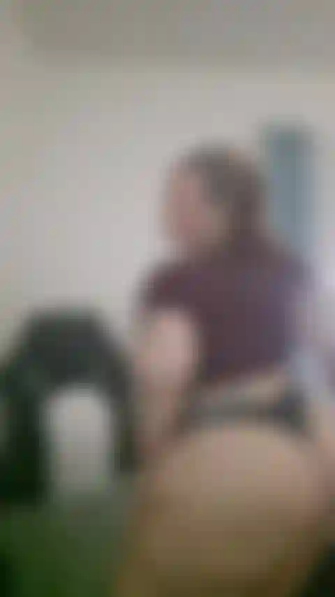 Slow mo. Je me moque de ce cul. Twerming, qui secoue cette vague, pour vous, les amateurs de culs purs et durs.