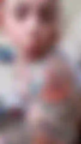 Teaser remonte son pantalon.