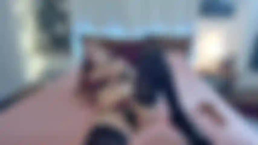 69. Qui parle salement avec de la lingerie, des bas et des talons.