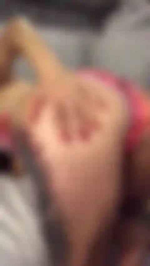 37. Taquine avec mon bikini brillant, gros cul : en silence pour que les voisins n'entendent pas.