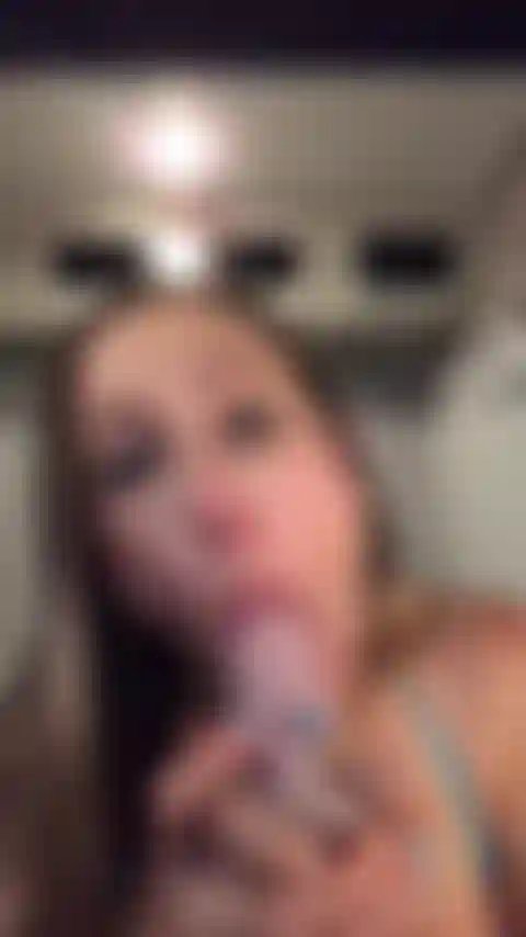 36. Une bite à sucer affamée.