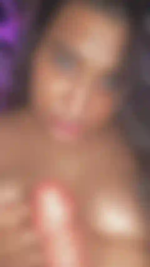 Boobjob à bite vibrante.