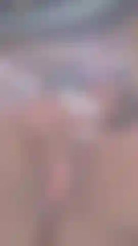 La chatte bat et le sperme dégoulinant.