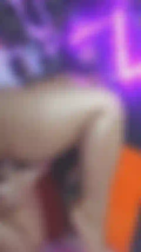 Agenouillée et martelant la chatte.