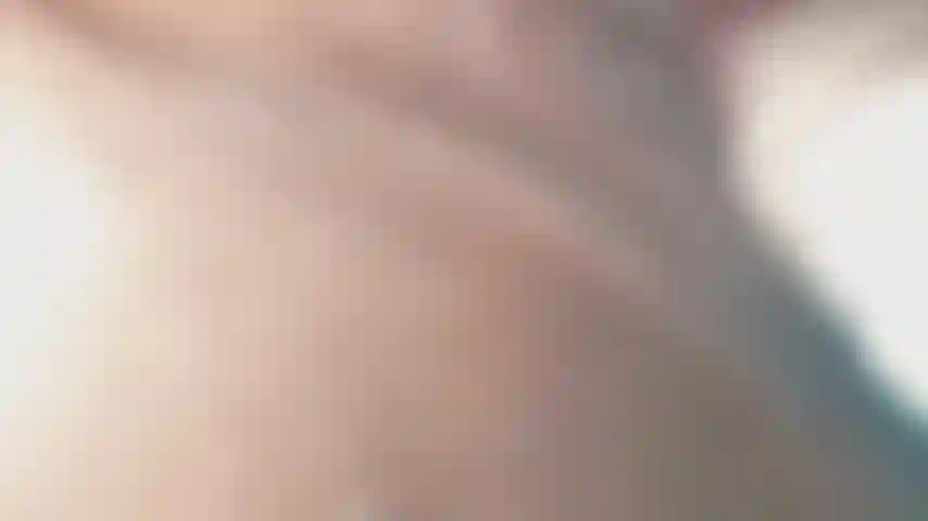 Je joue avec un gode de près.