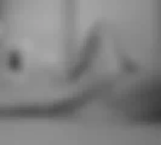 Regarde quelqu'un contrôler mes vibrations et me faire jouir fort.