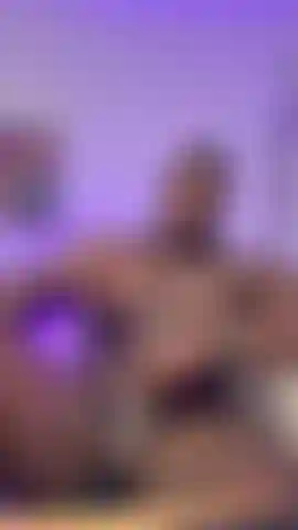 Venez me regarder jouer avec mon prépuce.
