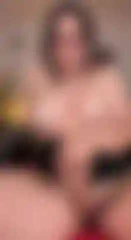 Je n'arrive pas à y croire, juste à cause d'une petite rose sur mes tétons je me suis retrouvée dans ce pétrin, et je ne me suis pas reposée avant de jouir sur ton visage.