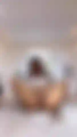 Tu peux faire beaucoup de choses sur cette table.