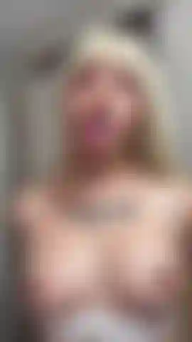Fais rebondir mes seins dans ta figure.