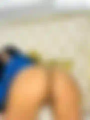 Tout le cul et la chatte nue et rebondissant sur toi.