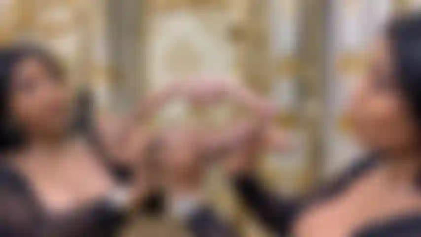 Une ébène exotique suce et branle 3 bites à la fois.