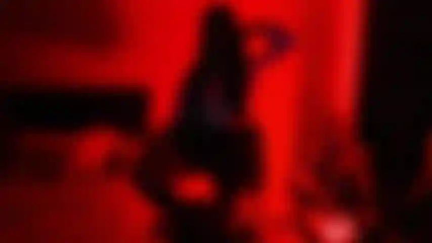 Mon corps se laisse emporter par la musique pour vous dans une danse sensuelle.