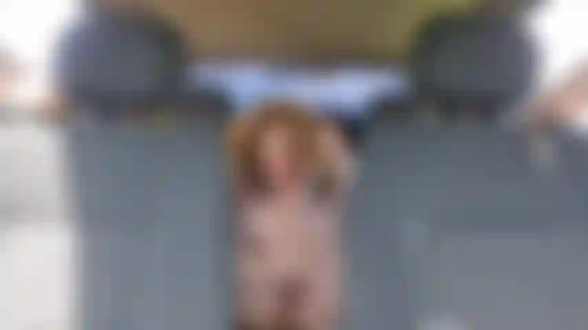 Je fume et me masturbe dans la voiture pendant que je porte une veste.