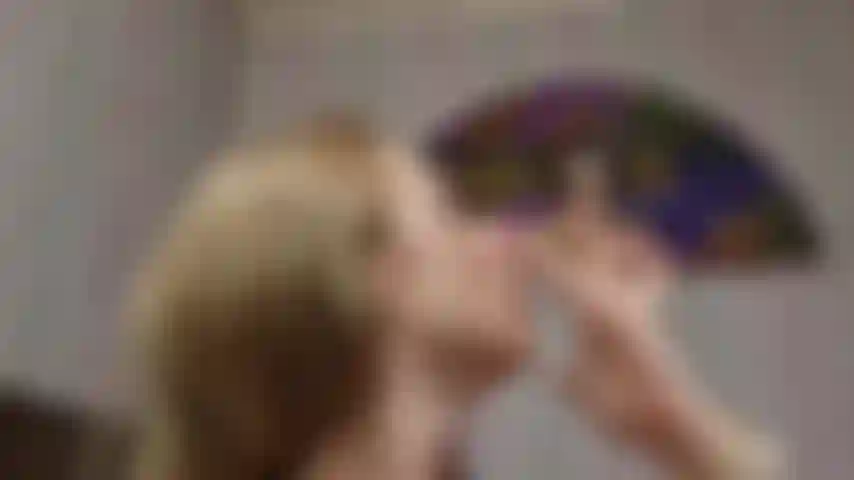 Je me fais éternuer jusqu'à pleurer, nez de cochon, je me mouche, je tousse.