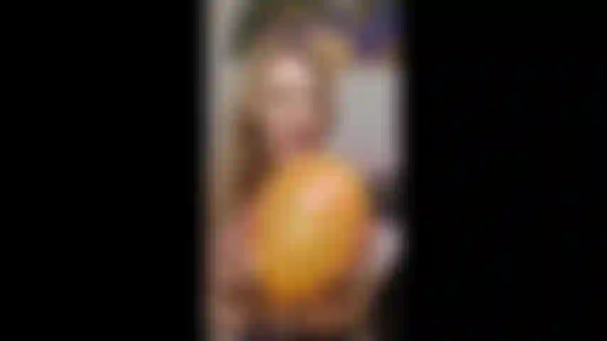 Fétichiste du ballon, du cuir, des talons, de la fourrure.