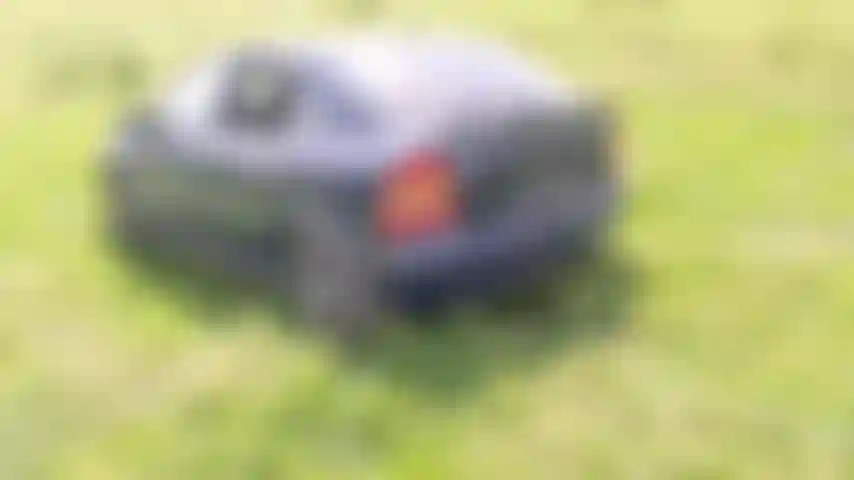 La voiture tremble en plein air, la voiture rebondit pendant que je porte une veste d'hiver.