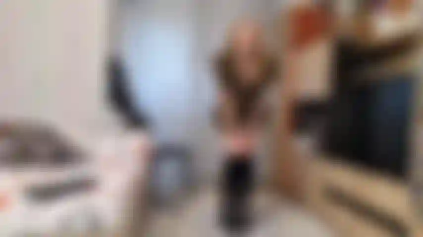 Gilet en fourrure, talons hauts, strip-tease.