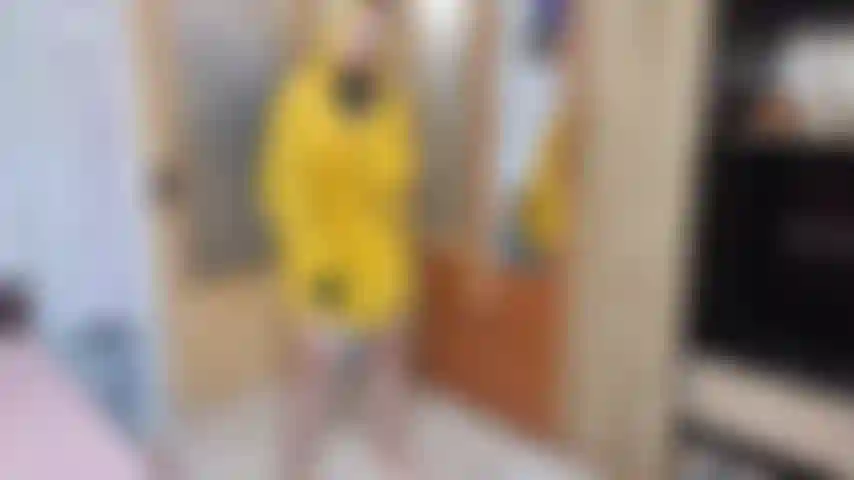 Je me masturbe pendant que je porte un poncho de pluie et des gants.