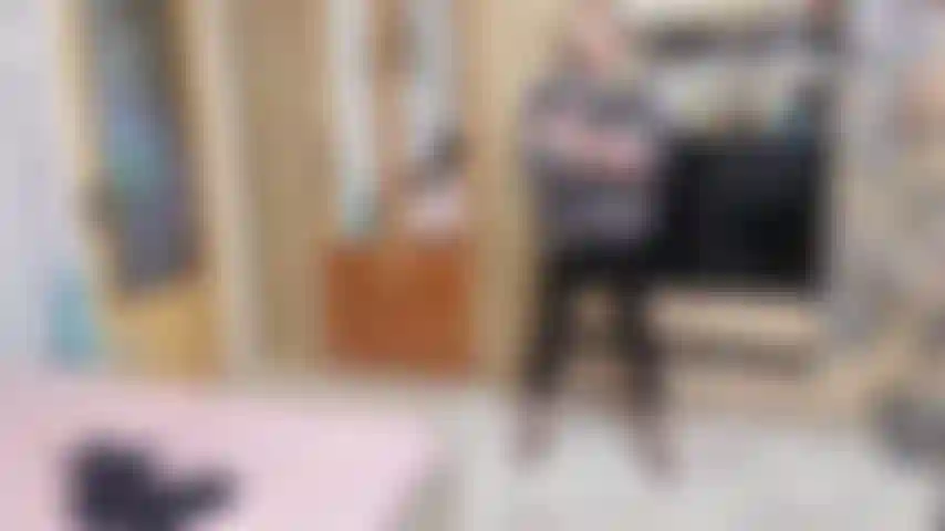 Je te taquine avec mon pantalon en latex et mon manteau de fourrure.