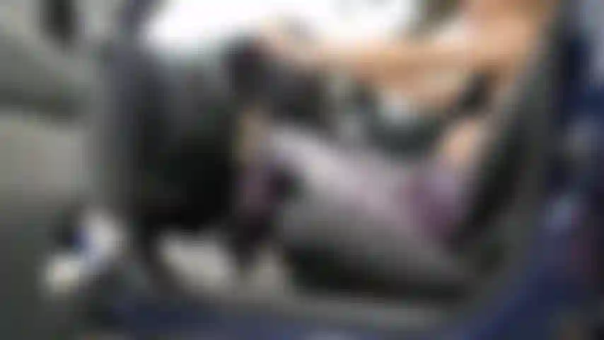 Je pédale pendant que je porte des baskets et des leggings.