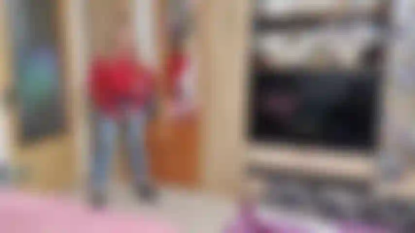 Je te taquine pendant que je modélise mon jean taille haute et ma chemise rentrée pendant que je te parle de manière cochonne.