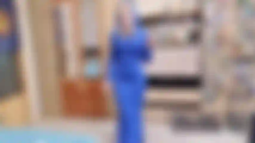 Je te taquine avec ma robe moulante brillante et mes talons pendant que je fume.