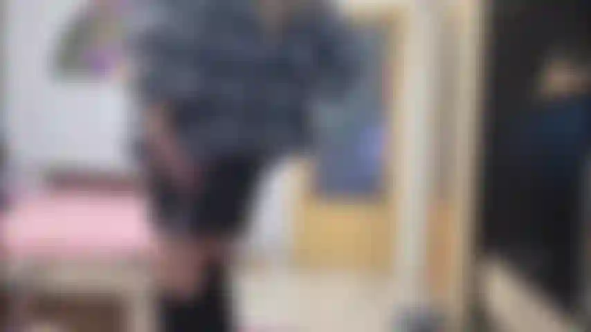 La fourrure, le cuir et les bottes à talons hauts taquinent.