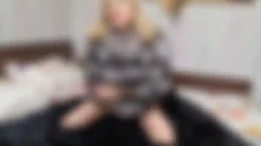 Je te taquine avec mon manteau de fourrure et ma lingerie en cuir.