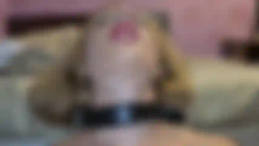 Fétichiste du col et des narines.