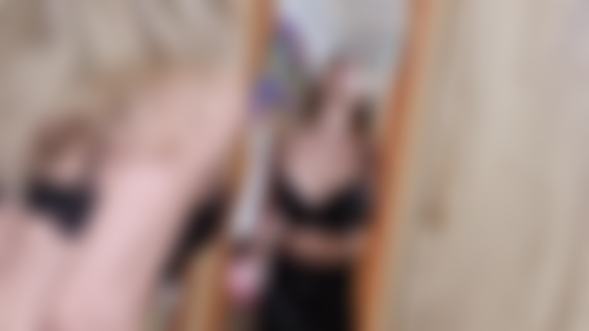 Une blonde coquine et coquine qui crache sur un miroir et qui joue avec des crachats tout en portant du cuir.