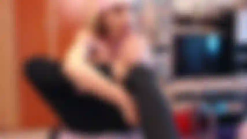 Je crache, me lèche et me suce les pieds, je parle grossièrement.