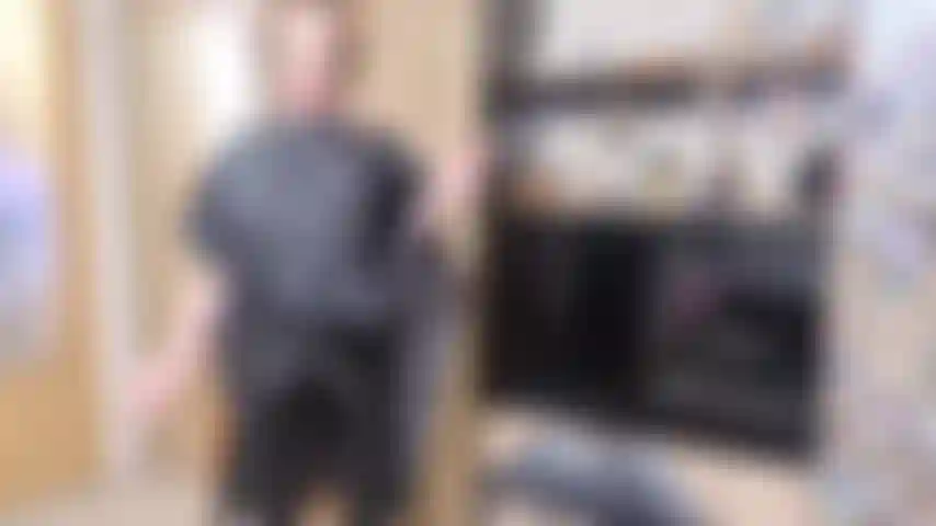 Domination féminine, tabac, latex, cape de coiffeur.