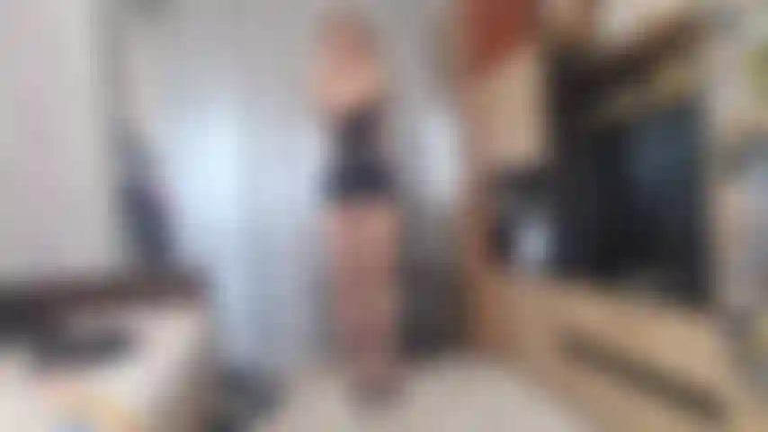 Punition des oreilles, redressements assis, position murga pendant que je porte une robe en latex et des chaussures à talons hauts.