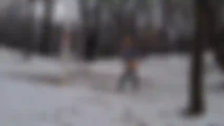 Je te taquine pendant que je modèle mon manteau de fourrure en plein air.