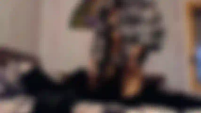 Striptease, talons hauts, manteau de fourrure, lingerie en latex.