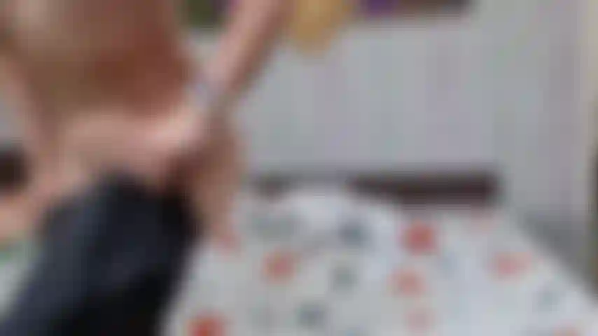 Je te taquine avec mon cul dans un pantalon coupe-vent en nylon.