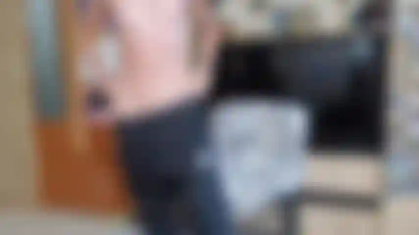 Je te taquine avec mon pantalon à vent en nylon, pendant que je te parle sale, me masturbe à travers mon pantalon à vent jusqu'à ce que je jouisse.