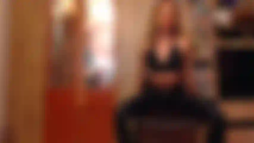 Je claque mon cul de cuir sur ta bite.