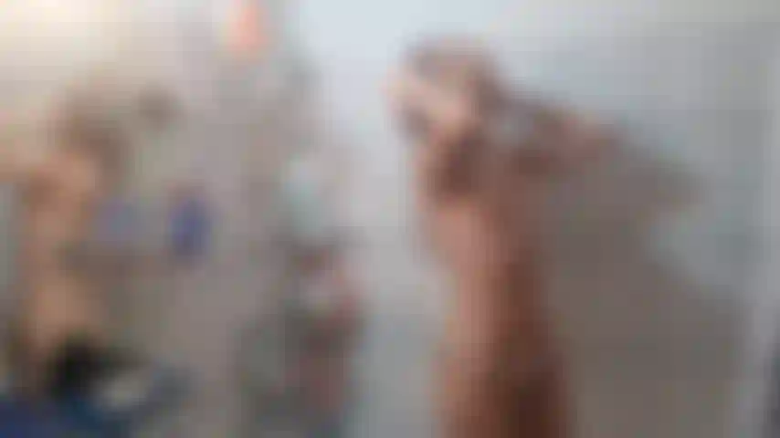 Je m'amuse sous la douche et je suis fétichiste du lavage des cheveux.