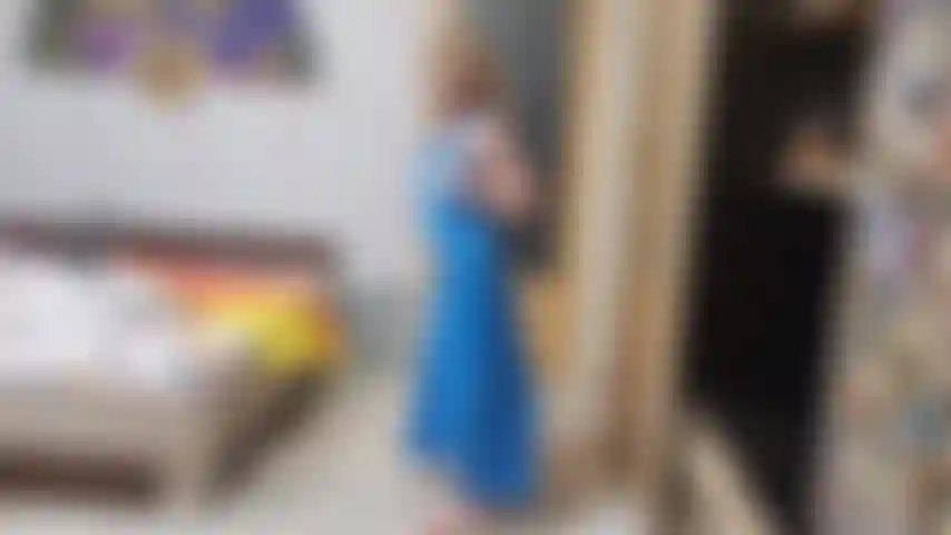 Je modélise mes tabliers en pvc pendant que je joue avec mes seins et ma chatte.